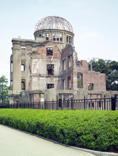 st pamtnku Genbaku dome, Hiroima (voln dlo, zdroj: 5. srpna 2005, https://commons.wikimedia.org/wiki/File:HiroshimaGembakuDome6941.jpg)