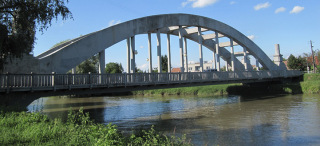 Obr. 02 Obloukov most v Uherskm Ostrohu pes Moravu z roku 1928 (zdroj: palickap, 2011, Wikimedia Commons, CC BY-SA 3.0)