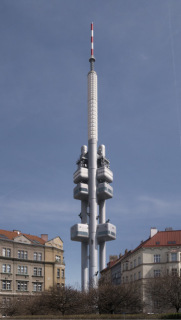 Obr. 08 Vysielač Praha-Žižkov (zdroj: Thomas Ledl, 2016, Wikimedia Commons, CC BY-SA 4.0)