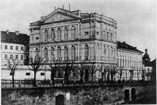 Prozatmn divadlo na vizitce  Frantika  Fridricha  z  poloviny  edestch  let 19. stolet, fotografovan z etzovho mostu. V Prozatmnm divadle, spojenm s Nrodnm divadlem spolu se sousednm domem v jeden celek,  se hrlo naposledy 18. dubna 1883