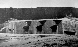 Obr. 05 Dělostřelecká tvrz Hanička, dělostřelecký kasematní srub R-S 79 – Na mýtině po dokončení v roce 1938 (zdroj: [3, str. 112])