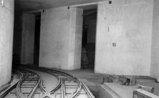 Obr. 04 Kasárna v podzemí s přístupovou chodbou, 1938 (zdroj: archiv autora, původní fotografie)