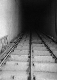Obr. 07 Podzem dlosteleck tvrze  spojovac chodba, 1938 (zdroj: archiv autora, pvodn fotografie)