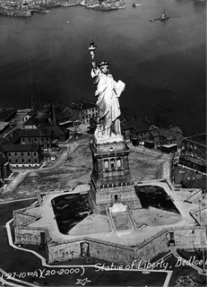 Obr. 11 Leteck snmek Sochy Svobody, Liberty Island, USA, 1927 (zdroj: voln dlo, autor neznm)