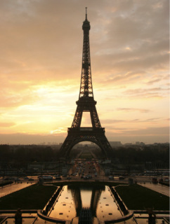 Obr. 13 Eiffelova v pi vchodu slunce (zdroj: Tristan Nitot, 2011, Wikimedia Commons, CC BY-SA 3.0)