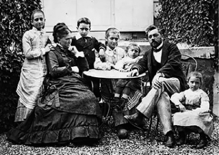 Obr. 02 Gustave Eiffel s rodinou (dobov fotografie)