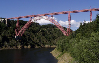 Obr. 04 Viadukt Garabit, 18801884, Francie (zdroj: Julo, 2005, Wikimedia Commons, CC BY 3.0)
