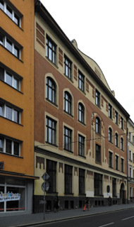 Obr. 03 Spořitelna a obchodní akademie v Ústí nad Labem, 1903–1905 (zdroj: Matěj Páral, Wikimedia Commons, 2017, CC BY-SA 4.0)
