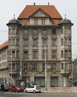 Obr. 08 Budova Asekuranho spolku prmyslu cukrovarnickho, Praha, vchodn prel, 19121915 (zdroj: Jaroslav Zastoupil, Wikimedia Commons, 2011 CC BY-SA 3.0)