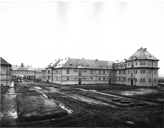 Obr. 12. Druh stavebn etapa Jubilejn kolonie s bytovmi domy  nron dm . p. 304 a prjezdnm domem . p. 285, foto leden 1928 (zdroj: Archiv VTKOVICE, a.s.)