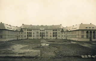 Obr. 03 Plkruhov formovan blok bytovch dom v druh etap vstavby Jubilejn kolonie, leden 1928 (zdroj: Archiv VTKOVICE, a.s.)
