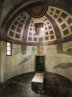 Obr. 18 Kaple Boho hrobu  interir vstupnho prostoru, v pozad vstup do vlastnho hrobu (foto: Ladislav Bezdk)
