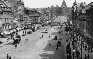 Vclavsk nmst na potku 20. stolet, s tramvajovou dopravou a osvtlenm obloukovmi lampami 