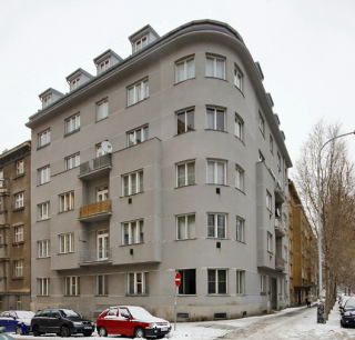 Obr. 2 Obytný dům č. p. 335, Praha 6 – Dejvice, Václavkova 18, 1924 (zdroj: Gampe, Wikimedia Commons, 2013, CC BY-SA 3.0)