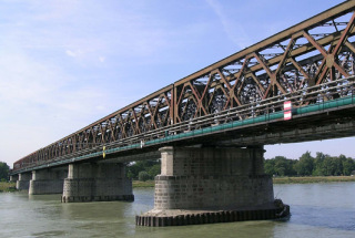 Obr. 04 Železničný most na pilieroch spoločných s Mostom Červenej armády cez Dunaj v Bratislave. V prevádzke bol 1950–1985, odstránený bol v roku 2013 (foto: I. Baláž). 
