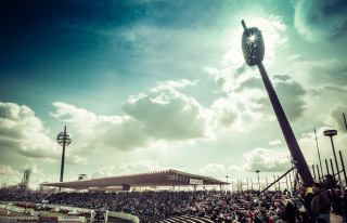 Obr. 7a Pohled na západní tribunu malšovického stadionu v Hradci Králové (zdroj: z archivu fotbalového klubu HK)