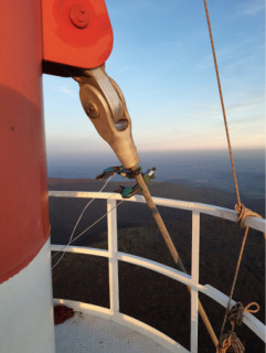 Obr. 07 Zakotvení lana k dříku stožáru, snímače zrychlení pro měření kmitání lan (foto: Jiří Lahodný)