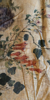 Obr. 17 b Původní látkové napínané tapety a) z moiré, m. č. 16; b) s květinovým motivem, m. č. 14 (foto: Tomáš Fidra)