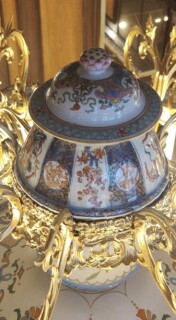 Obr. 22 d Porcelánový lustr tereziánského typu, tzv. čínský (foto: Tomáš Fidra)