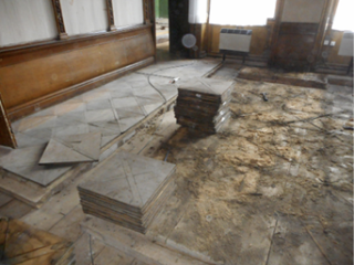 Obr. 04 a Původní fošnová kazetová barokní podlaha byla zdevastována prořezáním instalačních kanálů. Pánský salonek, m. č. 12 (foto: Tomáš Fidra)