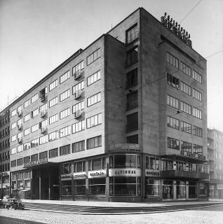 Budova  pojiovny  Merkur,  Revolun  ulice  v  Praze  1,  1936  (zdroj:  De  Standalo,  Malostransk  archiv  Jaroslava  Fragnera,  Wikimedia  Commons, CC BY-SA 3.0 CZ)