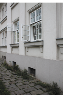 Obr. 10 Nov devn kastlov okna s ven otvravmi kdly, bytov dm v Jubilejn ulici 349/59 (foto: Martin Strako, srpen 2010)