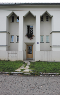 Obr. 11 Obnoven portikus domu v Jubilejn ulici 345/50 (foto: Martin Strako, srpen 2010) 