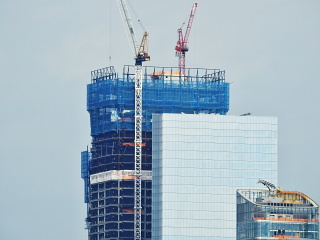Obr. 18. Vrcholek ve 3WTC (329 m) v zkrytu ve 4WTC (298 m) a dokonovan budovy 50 West (237 m)