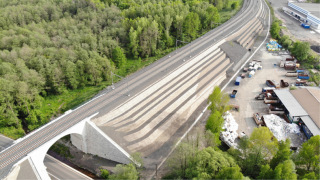Obr. 8 Dokonen hlavn st tlesa seku II u novho mostu, v pozad sanace tlesa z roku 2018