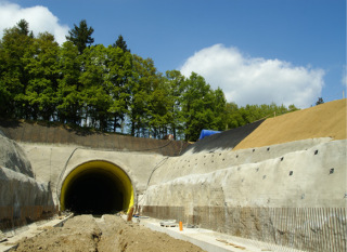 Obr. 13 Tunel Tomický I, malá výška nadloží v místě portálu (foto: autor)