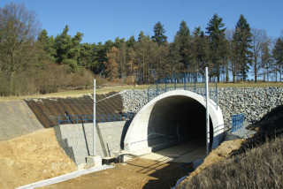 Obr. 14 Tunel Tomický I, přírodní materiály zasazení portálu do krajiny (foto: autor)