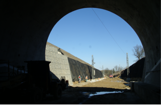 Obr. 15 Tunel Tomický II, hluboký skalní zářez před portálem (foto: autor)
