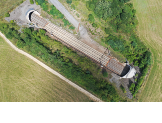 Obr. 04 Vzdálenost portálů Olbramovického tunelu (vlevo) a Votického tunelu (foto: autor)