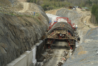 Obr. 05 Votický tunel, rozepření ostění na bocích stavební jámy (foto: autor)