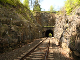 Dolnolučanský tunel - skalní zářez před portálem