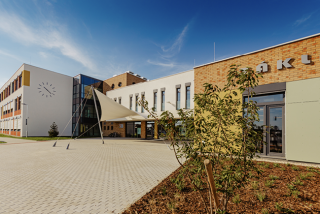 Obr. 2 Výstavba nové Základní školy v Jesenici v pasivním energetickém standardu. Podpora z operačního programu Životní prostředí 2014–2020 ve výši téměř 50 mil. Kč.  