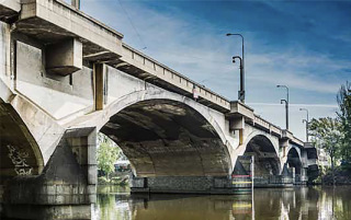 Obr. 6 Libesk most, postaven podle nvrhu Ing. Frantika Mencla a arch. Pavla Janka v letech 1924 a 1928 (foto: Tom Mal, 2015)