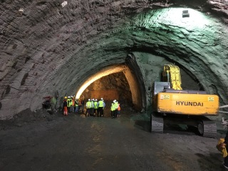 Vertikln lenn kaloty hornho staninho tunelu s primrnm ostnm ze stkanho betonu a horninovch kotev