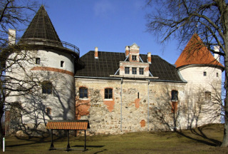 Obr. 03 Bauska – zámek, východní fasáda před obnovou, 2004 (foto: M. Hanzl)