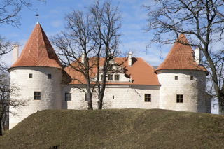 Obr. 07 Bauska – zámek, východní fasáda po obnově a restaurování, 2015 (foto: M. Hanzl)