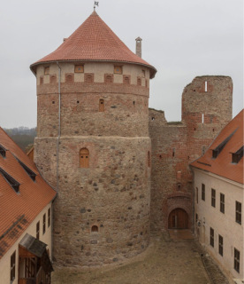 Obr. 08 Bauska, východní pohled na věže hradu po obnově a restaurování, 2020 (foto: M. Hanzl)
