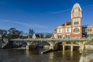 Pohled na MVE Hučák na Labi v Hradci Králové a betonový most