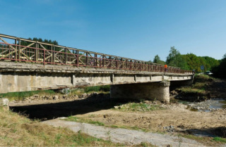 Obr. 1a Pohad na most po osaden provizria pred branm NK