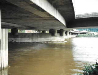 Obr. 12 Barrandovsk most pi povodni v roce 2002