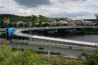 Obr. 15 Celkov pohled na Barrandovsk most bhem 1. etapy opravy nosn konstrukce