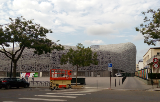 Obr. 12 Fasáda ragbyového stadionu Jean Bouin v Paříži (foto: autor článku)