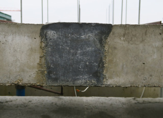 Obr. 13 Dlouhodobé zatížení modelu spoje desek z UHPC: b) detail s trhlinami též na hranici spoje a původního betonu (foto: autor článku)