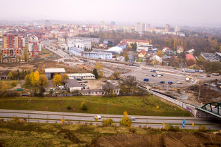 Snmek zachycuje prostor rozestavnho terminlu Bory s okrun kiovatkou Kaplova  Dobansk, v pozad za terminlem je arel bvalch kasren Bory; stav 11. listopadu 2019 