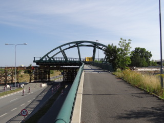 Obr. 22b - Vsuv tramvajovho mostu nad silnici I/27