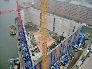 Obr. 14 Pohled do nitra vybouranho velkoskladu ped zahjenm betone novch konstrukc (prosinec 2007)